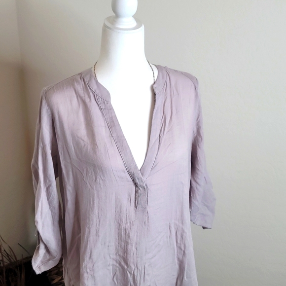 **SOLD** Lightweight V-Neck High Low Beach Shirt - Picture 2 of 4